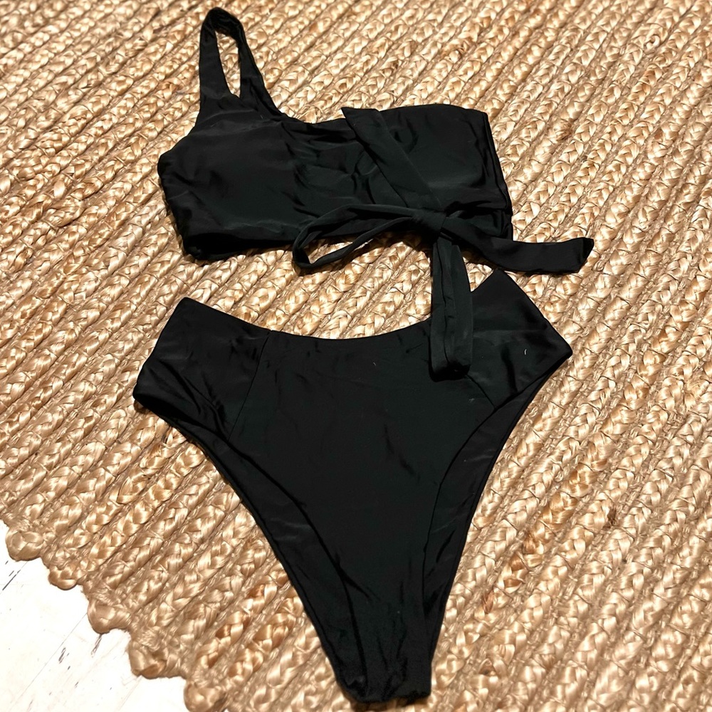 One shoulder black thigh bikini